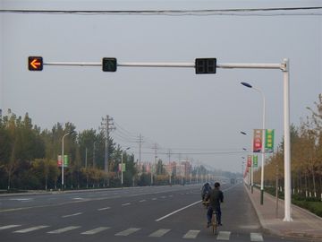 China O sinal de tráfego Polo da estrada, entrada de automóveis galvanizou a largura de aço da altura 4M de Polo 11M fornecedor