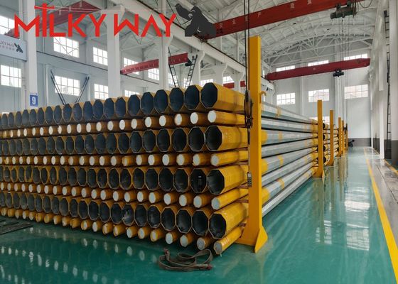 Linha de transmissão de pólo de aço de 20-40m com galvanização a quente de 80-100μm fornecedor