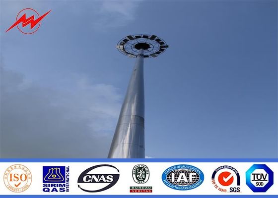 O pó alto da maneira revestiu pólos de iluminação altos do mastro com o sistema de levantamento