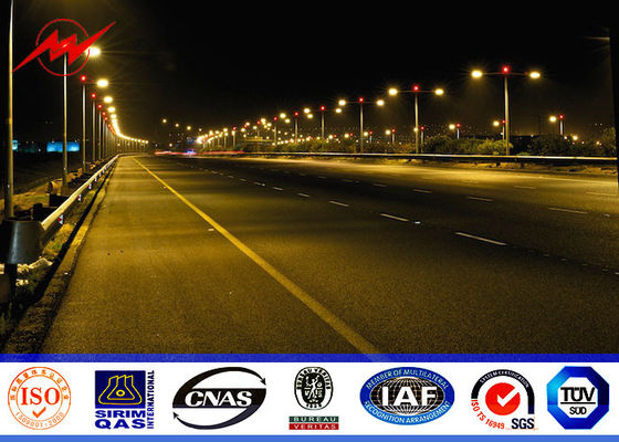 Iluminação exterior galvanizada polos da rua do mergulho quente 5M a 8M com o braço curvado dobro