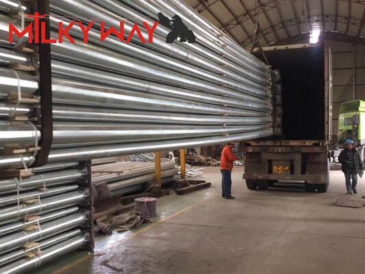 Postes de iluminação pública personalizáveis ​​com comprimentos de até 14 metros, sem junta deslizante e opções de tipo plantado ou montado em vários flanges