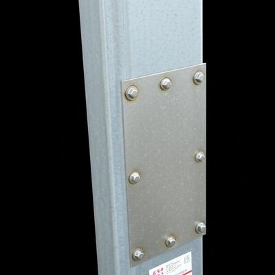 Instalação embutida de um poste elétrico concebido com solda AWS D1.1 que assegura um forte suporte e transmissão elétrica